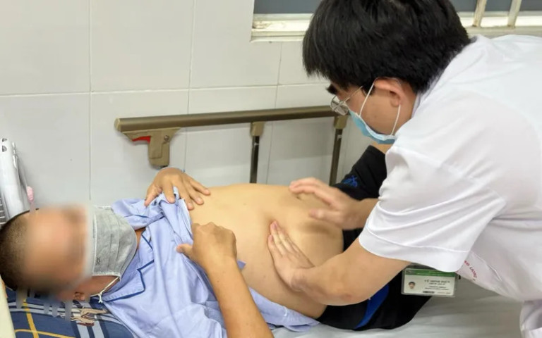 Điều trị cho 1 bệnh nhân mắc sán lá gan lớn do có thói quen thường xuyên ăn rau sống