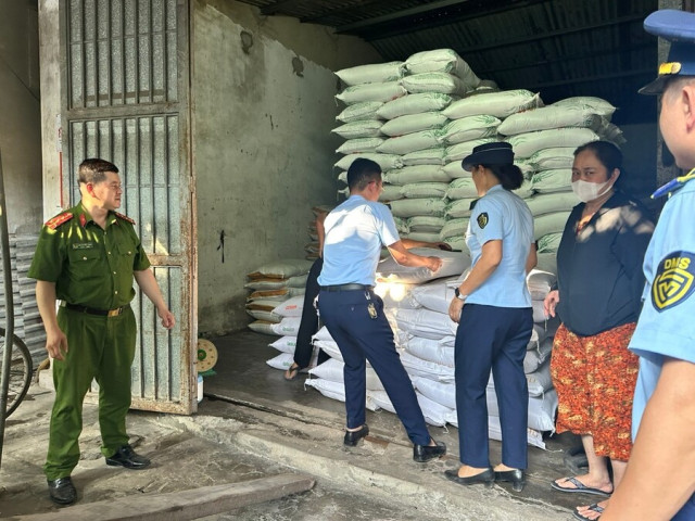 Nghệ An kiểm tra, tạm giữ 1,5 tấn đường cát có dấu hiệu nhập lậu