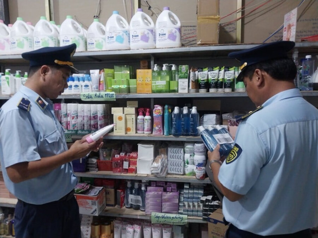 Long An tạm giữ gần 600 sản phẩm mỹ phẩm nghi không rõ nguồn gốc xuất xứ và nhập lậu