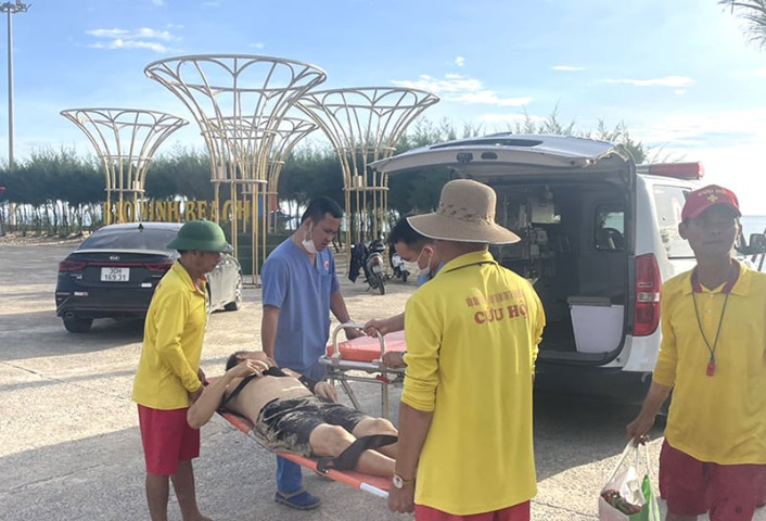 Quảng Bình: Cứu sống một nạn nhân nguy kịch sau khi tắm ở biển Bảo Ninh