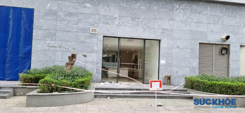 Hà Nội: Bé trai 2 tuổi bị đá ốp của tường chung cư rơi trúng đầu phải nhập viện cấp cứu
