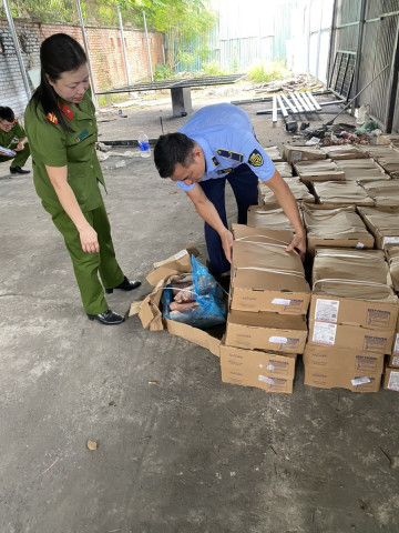 Hà Nội tạm giữ hơn 1 tấn chân giò lợn có dấu hiệu nhập lậu