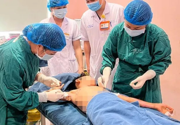 Bé trai 11 tuổi bị bỏng điện cao thế khi leo lên để bắn chim