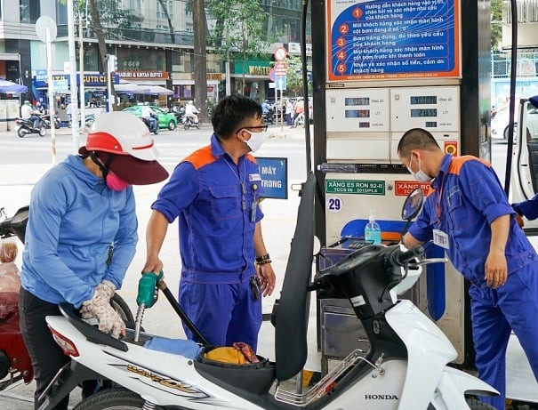 Giá xăng giảm 600 đồng/lít từ 15h chiều hôm nay ngày 6/6