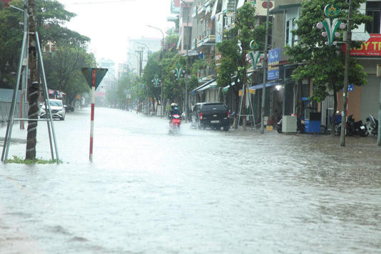 Các tỉnh, thành phố khu vực Bắc Bộ chủ động ứng phó với mưa lớn kèm lốc, sét, mưa đá và gió giật mạnh