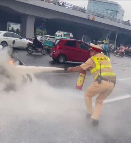 Hà Nội: Người dân gửi thư cảm ơn đến lực lượng Cảnh sát kịp thời dập tắt ngọn lửa từ chiếc xe máy đang bốc cháy