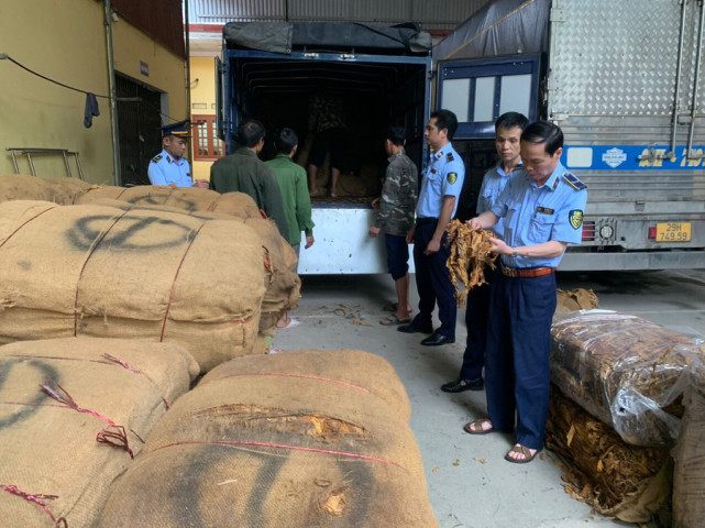 Lạng Sơn: Kiểm tra 4 xe tải phát hiện vận chuyển gần 15 tấn nguyên liệu thuốc lá không rõ nguồn gốc xuất xứ