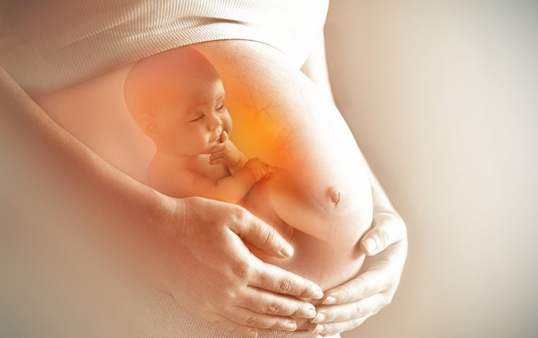 Phẫu thuật cho 1 sản phụ mang song thai IVF với tình trạng vô cùng hiếm gặp: 1 thai trong tử cung và 1 thai ngoài tử cung bị vỡ