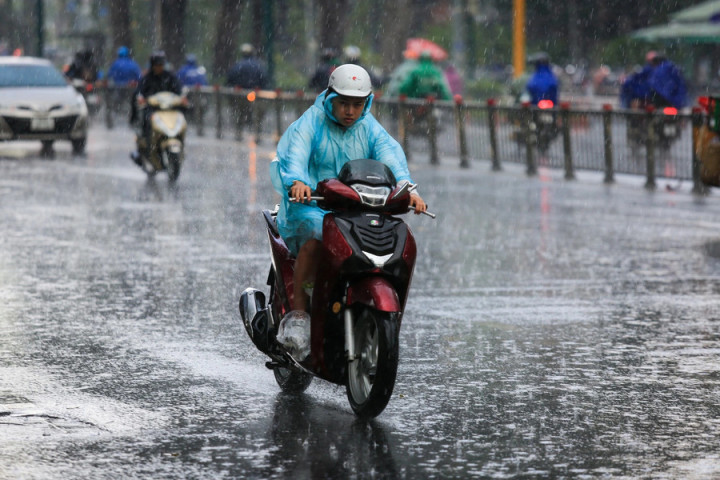 Dự báo thời tiết ngày 15/6: Khu vực miền núi phía Bắc có mưa lớn, cảnh báo có mưa đá, gió mạnh