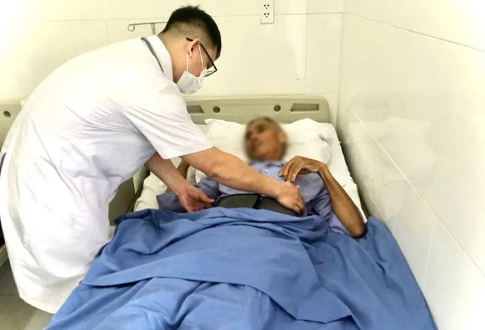 Quảng Ninh: Bệnh nhân 76 tuổi bị ngã từ trên mái bếp với độ cao hơn 3m xuống nền cứng khiến gãy 7 xương sườn
