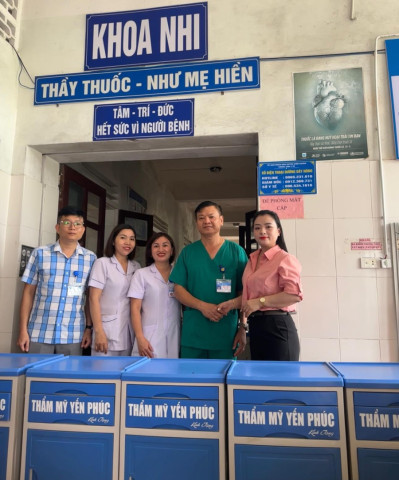 Hà Tĩnh : Tạp chí Sức Khỏe Cộng Đồng cùng cơ sở Thẩm mỹ Yến Phúc, Melia trao quà từ thiện cho các bệnh viện