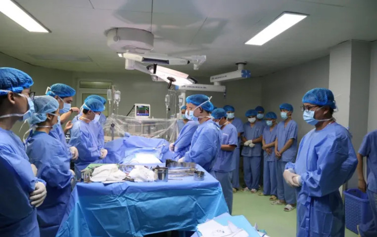 Phú Thọ: Các bác sĩ phẫu thuật lấy tạng của người hiến sau khi chết não để ghép cho 2 người bệnh suy thận