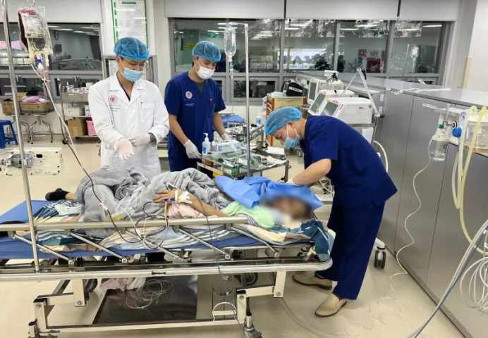 Cấp cứu bệnh nhân bị ngừng tim, sốc mất máu do tai nạn giao thông