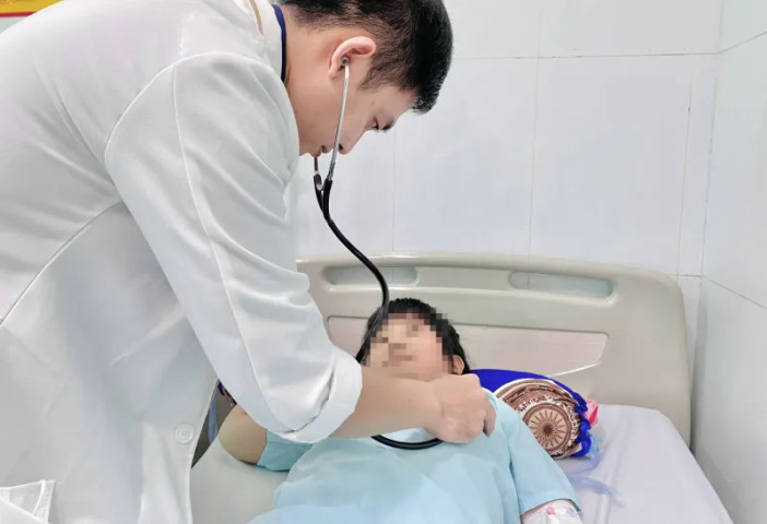Vĩnh Long: Cấp cứu bé gái 7 tuổi sốc phản vệ sau khi bị ong đốt nguy kịch