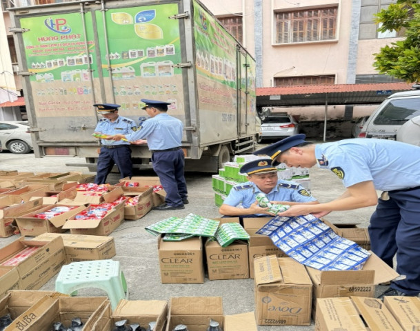 Hà Giang phát hiện xe ô tô vận chuyển hơn 16.000 sản phẩm dầu gội, nước rửa chén, bột giặt, kem đánh răng giả mạo nhãn hiệu
