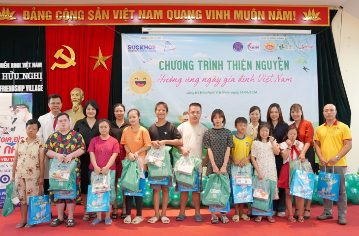 Cháo sen bát bảo Minh Trung thăm và tặng quà tại Làng Hữu nghị Việt Nam