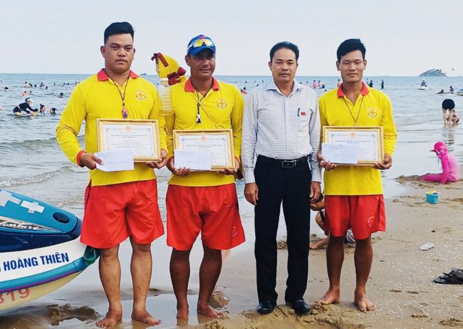 Bà Rịa - Vũng Tàu: Khen thưởng ê kíp cứu thành công bé 3 tuổi bị sóng cuốn khi tắm biển