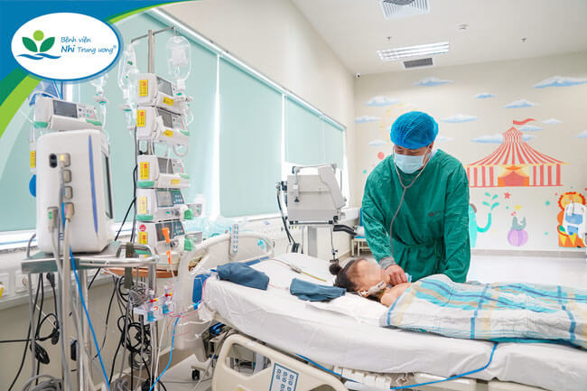 Bà nội hiến tặng thận cho cháu gái 7 tuổi bị suy thận mạn giai đoạn cuối