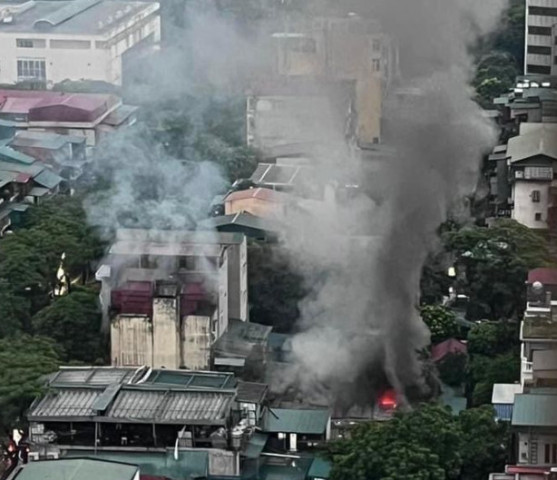 Hà Nội: Kịp thời cứu cụ bà 92 tuổi thoát khỏi tầng 2 ngôi nhà xảy ra cháy lúc rạng sáng