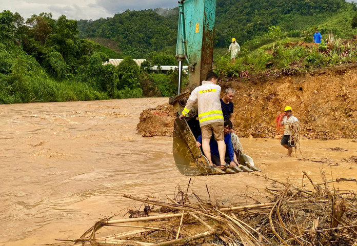 Quảng Nam: Công an huyện Tây Giang kịp thời giải cứu một người dân giữa dòng lũ dữ
