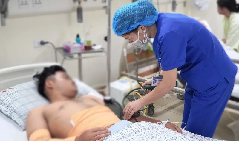 Phú Thọ: Nam thanh niên 21 tuổi  bị bỏng do điện cao áp phóng qua cần câu khi đang câu cá