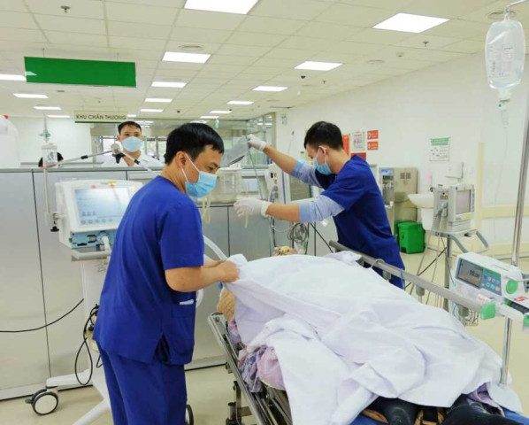 Hà Nội: Cấp cứu nam sinh 15 tuổi nhảy cầu vì áp lực thi cử