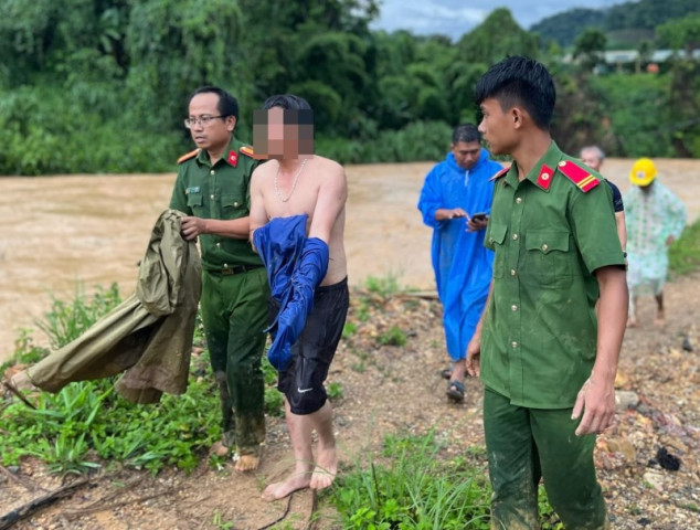 Bộ trưởng Bộ Công an gửi thư khen chiến sỹ lao xuống nước lũ cứu người