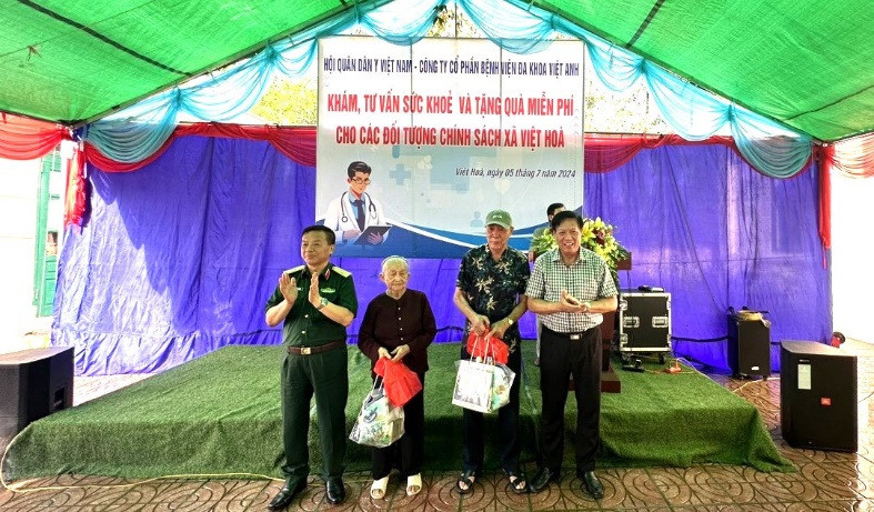 Đại diện Bộ Y tế dự chương trình khám bệnh, chữa bệnh nhân đạo tại Hưng Yên