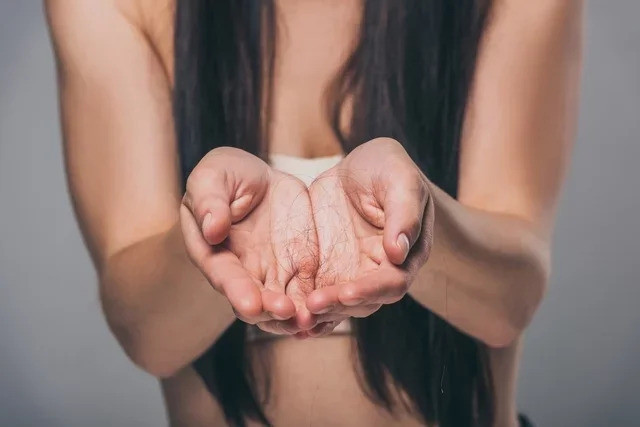 10 nguyên nhân gây nên rụng tóc ở phụ nữ