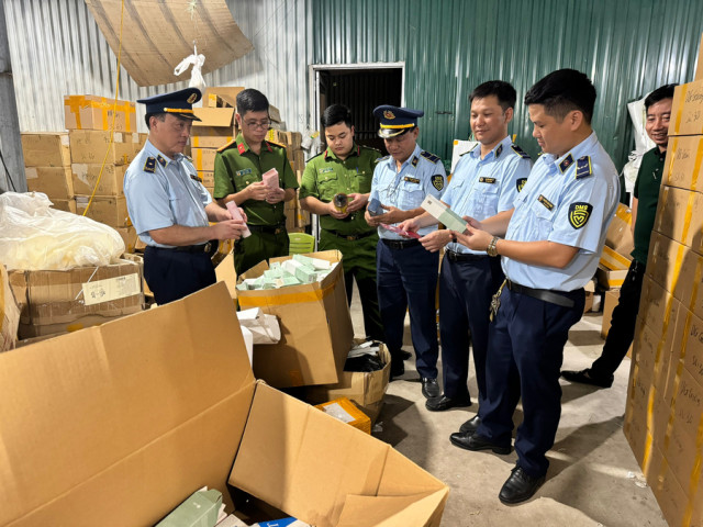 Hà Nội phát hiện hơn 20 tấn mỹ phẩm, kem đánh răng trẻ em hết hạn sử dụng đang in, dập date mới