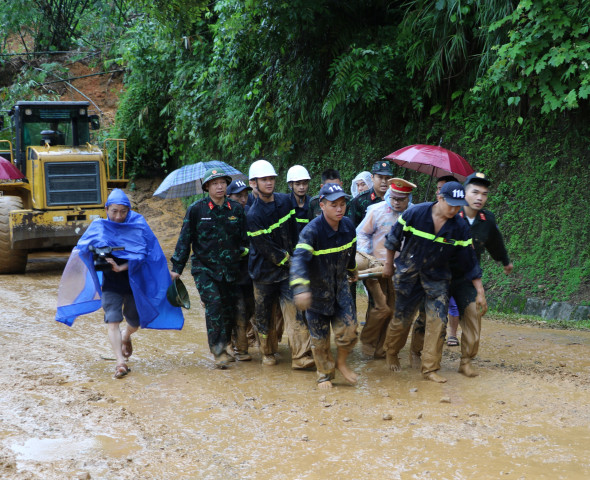 Hà Giang: Sạt lở đất vùi lấp ô tô khách khiến 7 người tử vong, nhiều người mất tích