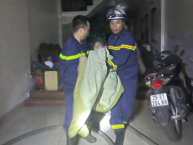 Hà Nội: Kịp thời giải cứu người đàn ông mắc kẹt trong đám cháy ở Hà Đông
