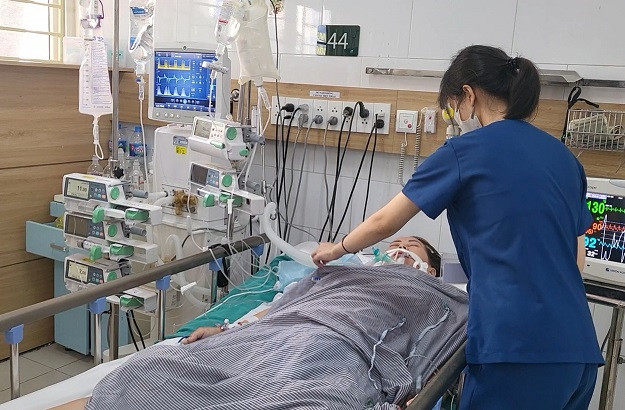 Một người bệnh ngừng tim, tổn thương não dẫn đến tử vong do uống thuốc sắc từ rễ lá ngón