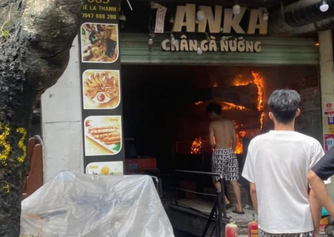 Hà Nội: Kịp thời khống chế vụ hỏa hoạn tại quán ăn đường Đê La Thành