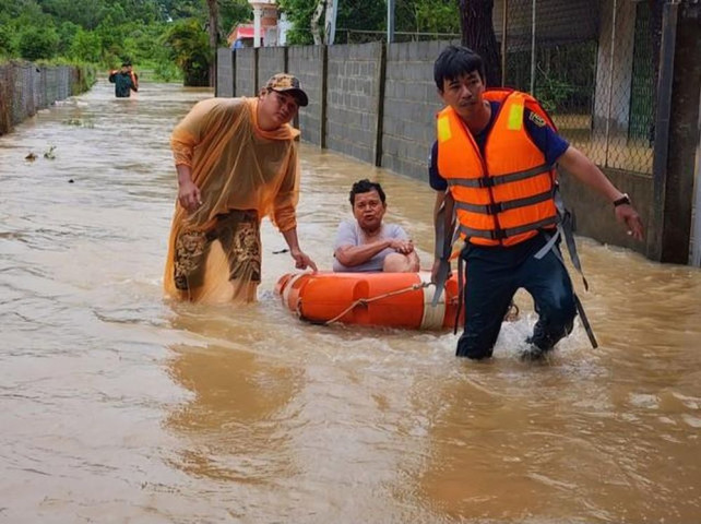 Kiên Giang: Mưa lớn kéo dài, nhiều nơi ở Phú Quốc chìm trong biển nước