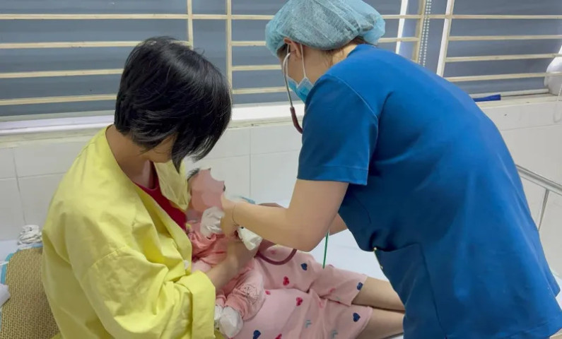 Điều trị cho 2 bệnh nhi sơ sinh mắc thuỷ đậu do lây từ mẹ