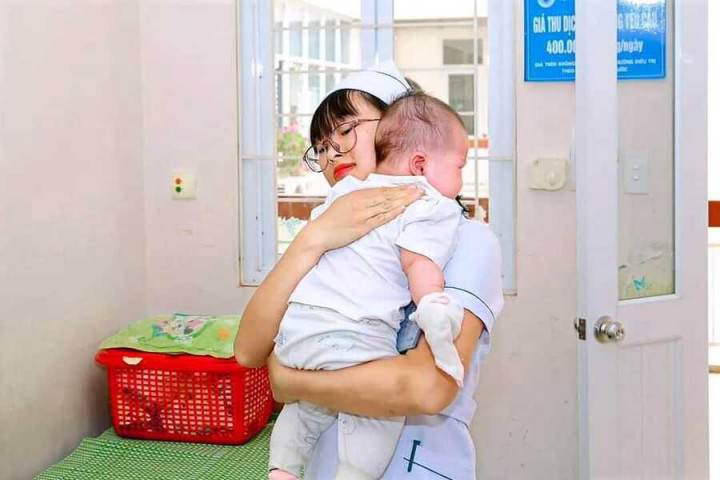 Bộ trưởng Bộ Y tế gửi thư khen và biểu dương nữ điều dưỡng cấp cứu bé sơ sinh bị sặc sữa