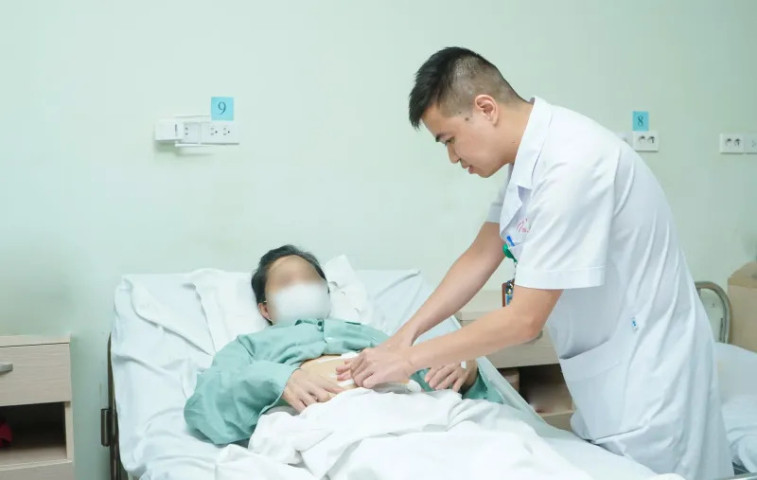 Cấp cứu bệnh nhân 67 tuổi bị thủng tạng rỗng do nuốt phải tăm tre