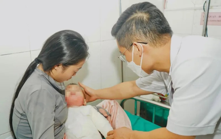 Nghệ An: Nhiều trẻ bị bỏng phải nhập viện điều trị do sự bất cẩn của người lớn
