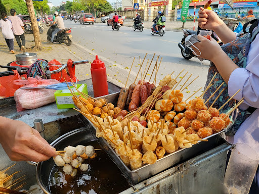 Hà Nội tăng cường kiểm soát an toàn thực phẩm trong và xung quanh cổng trường học