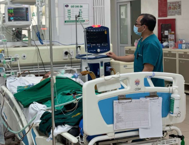 Người đàn ông phải nhập viện cấp cứu sau khi chế biến thủ lợn mời bạn bè