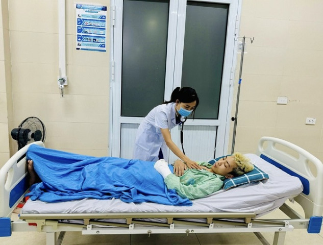 Hà Nội: Các y bác sĩ thực hiện 2 cuộc phẫu thuật để cứu sống nam thanh niên bị đa chấn thương do tai nạn giao thông