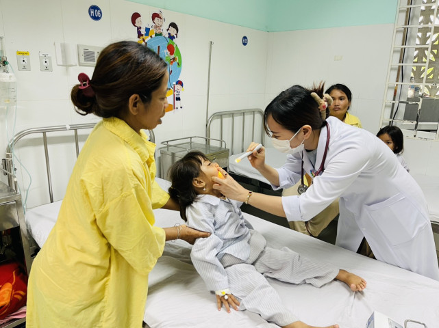 Kon Tum: Liên tiếp ghi nhận 3 trẻ em nhập viện do ngộ độc chất tẩy rửa