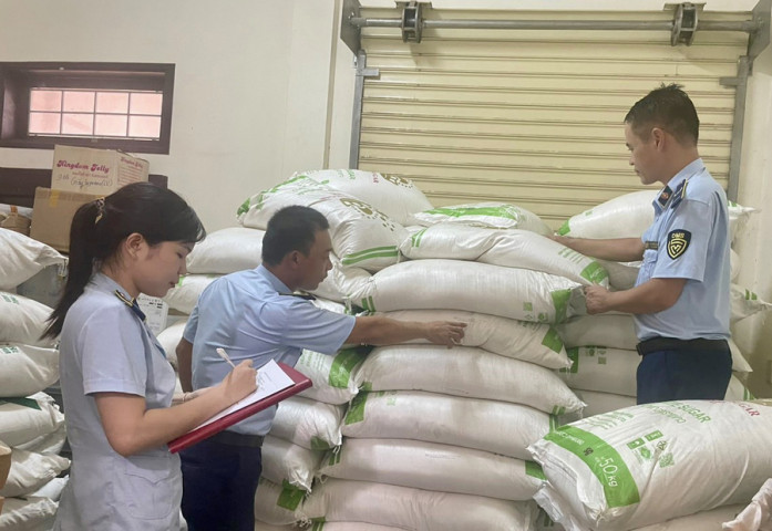 Quảng Trị xử phạt vi phạm hành chính 190 triệu đồng, tịch thu 17 tấn đường cát nhập lậu trong đợt cao điểm
