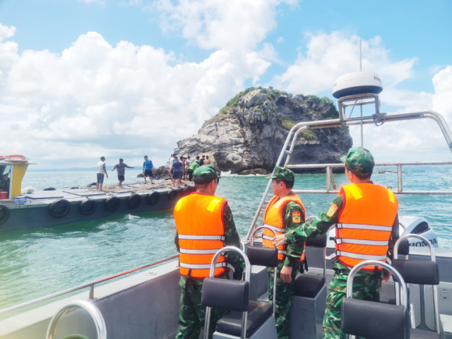 Quảng Ninh: Cứu nạn thành công 7 ngư dân gặp nạn trên biển