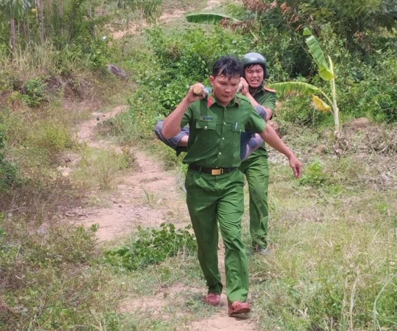 Lãnh đạo Bộ Công an biểu dương hành động tận tụy cứu giúp Nhân dân trong tình huống nguy hiểm