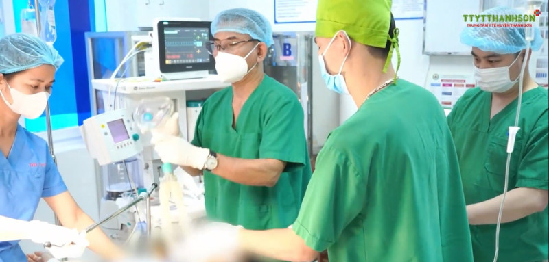 Phú Thọ: Truyền 2 lít máu cấp cứu sản phụ chửa ngoài tử cung vỡ