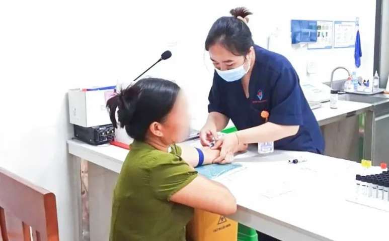 Phú Thọ: Người phụ nữ nhiễm giun đũa chó với biểu hiện sẩn ngứa, mệt mỏi, da xanh
