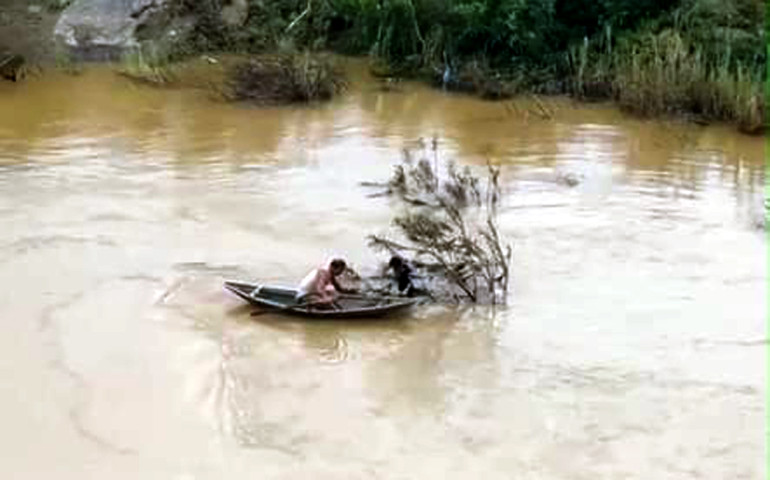 Yên Bái: Người đàn ông dũng cảm bơi thuyền nan vượt lũ cứu thoát 2 em nhỏ đuối nước