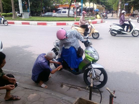 Hải Dương: Cấp cứu cô gái bị tai nạn giao thông do áo chống nắng quấn vào bánh xe